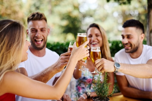 Hotel Tiek, das Hotel für Urlauber & Geschäftsreisende in Meppen 36 Freunde stoßen mit Biergläsern an
